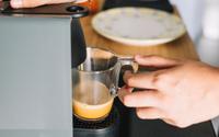Café de cafeteria sem sair de casa: essa máquina expresso está com mais de R$ 230 de desconto!