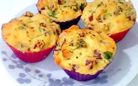 Muffins de lingüiça, queijo e azeitonas pretas