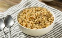 Como fazer quinoa? Descubra por que algumas pessoas deixam o grão de molho e outras cozinham direto