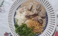 Estrogonofe de vinho tinto e champignon
