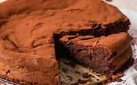 Nem brownie, nem suflê: esse bolo de chocolate sem farinha com textura de mousse é a união das quatro melhores sobremesas em uma só