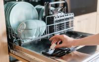 Os utensílios de cozinha que nunca devem ser colocados na máquina de lavar louça