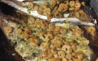 Peixe assado com farofa de camarão