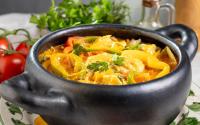 Procurando uma receita de moqueca de peixe fácil e rápida para o almoço? Eu tenho a perfeita!