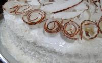 Bolo de coco com ameixa