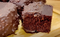 "Isso aqui é a fatia da felicidade": doce de chocolate misturou tá pronto e nem vai ao forno, a receita mais fácil e gostosa do mundo