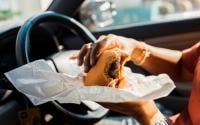 Pouca gente sabe, mas esse hábito comum te faz comer mais fast-food, segundo estudo