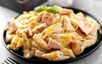 Macarrão cremoso com frango em uma panela só: refeição completa e deliciosa sem sujar muita louça