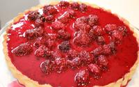 Torta de ricota com calda de amora