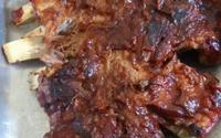 Costelinha suína deliciosa ao molho barbacue