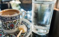 Se a sua mãe não te ensinou, eu ensino: sirva café com um copinho de água, há um motivo para isso