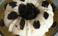Manjar cremoso de coco com calda de ameixas