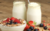 Os benefícios do iogurte natural: como incluir na alimentação, como fazer em casa e qual o melhor horário para consumir