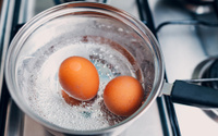 Truque muda o ovo por dentro sem quebrar a casca: como fazer o golden egg e transformar os ovos em prato gourmet de um jeito simples