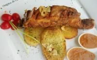 Salmão crostado e molho de muqueca