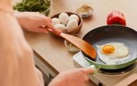 APENAS um ingrediente pode transformar sua frigideira velha em ANTIADERENTE: não deixe mais seu ovo frito GRUDAR!