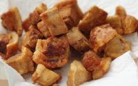 Fazer torresmo na panela de pressão é o jeito mais fácil e garantido de ter o petisco em casa rapidinho (igual de boteco)!