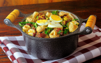 Minha avó mineira me ensinou a receita desse autêntico feijão tropeiro e faço todo final de semana