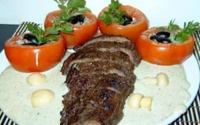 Filé mignon ao molho gorgonzola e tomates recheados