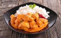 Frango ao curry em 10 minutos. Receita culinária fácil, simples e deliciosa