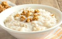 Com esse tempinho, nada como um mingau de aveia cremoso para aquecer a noite: o segredo está em um ingrediente inusitado!