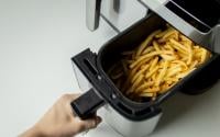Dá certo assar batata na air fryer sem cozinhar na água e sal antes? Fica crocante?