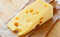 Furinhos no queijo causado por fezes é mito? Entenda tudo sobre esses buracos e saiba identificar quando o alimento está contaminado!