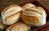 Nunca mais jogue fora o pão amanhecido: com esse truque na airfryer dá para deixar o alimento fresquinho de novo em apenas 3 minutos