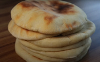 Receita fácil de pão pita (árabe) para assar no forno ou na frigideira: atenção aos truques no passo a passo