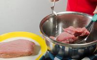 Poucas pessoas sabem, mas aprendi com um churrasqueiro: truque com bicarbonato deixa a carne mais macia, saborosa e suculenta