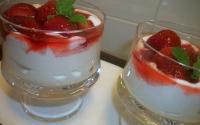 Sobremesa rápida de morango com creme