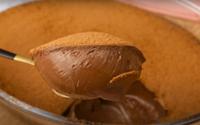 Nem leite condensado, nem forno: creme de chocolate tipo mousse é a sobremesa de liquidificador mais deliciosa que já comi na vida e fica pronto em 5 minutos