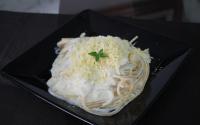 Macarrão ao molho de queijos e champignon