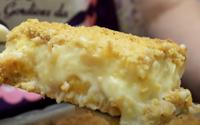 Aprendi essa torta de banana cremosa com a minha tia e não quero saber de outra coisa: camada crocante por fora e recheio de dar água na boca