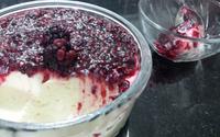Mousse de limão com calda de framboesa