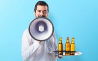 Um garçom adverte aqueles que pedem garrafas de cerveja em bares: “Em vez de reclamar...”