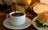 Café gostoso e aromático: tenha uma cafeteira de cápsula com 40% de desconto!