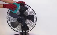 Você já lembrou de limpar o ventilador neste verão? Com esse truque, ele fica limpinho em poucos minutos sem sufoco