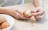 Testei alguns métodos e descobri que esse é o melhor ingrediente para que os ovos fiquem macios e fáceis de descascar