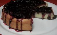 Torta de ricota com calda de frutas vermelhas
