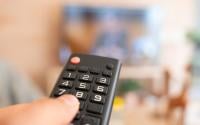 Perde o controle remoto da TV toda hora? Pouca gente sabe esse truque para encontrá-lo em segundos