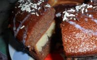 Bolo de chocolate preto e chocolate branco