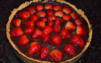 Torta de morango com chocolate trufado