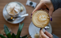 Nada melhor do que um café quentinho! saiba como preparar a bebida de maneira profissional sem sair de casa