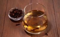 Para que serve o chá de cravo-da-índia? Conheça os benefícios da bebida feita com a especiaria medicinal