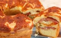 Bolo salgado? Esse lanche de forno delicioso tem um crostinha de queijo e fica perfeito, impossível comer só uma fatia