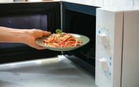 Todo mundo cozinhando espaguete e macarrão na panela quando é muito mais conveniente colocá-los no micro-ondas
