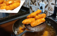 Croquete de queijo sem massa bem crocante por fora e puxa-puxa por dentro é de comer rezando