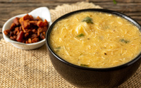 Minha família ama essa minha sopa de mandioca com queijo: basta o clima ficar frio que eu já pegou uma panela grande para fazer
