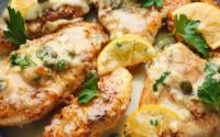 Frango grelhado ao alho e limão é a receita fácil para encher de sabor o seu almoço de segunda-feira